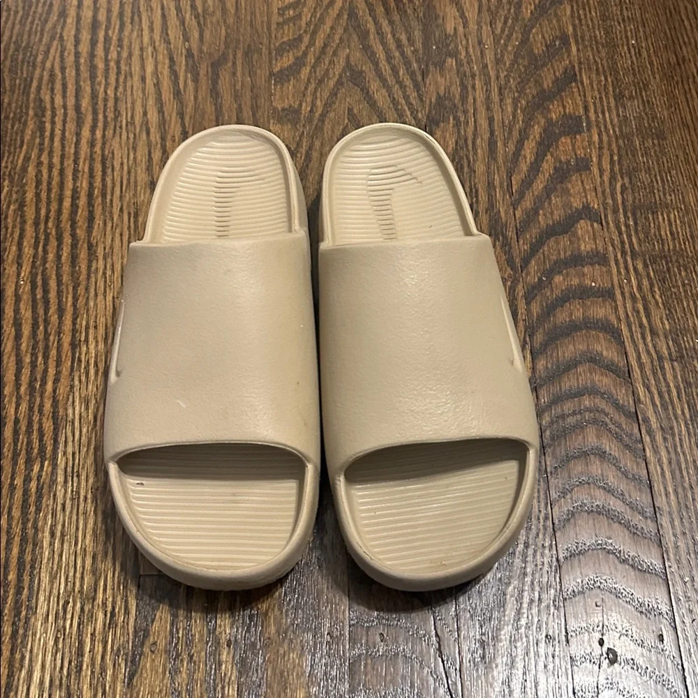 Beige Slide Sandals Nike Men’s Calm Slides - Picture 2 of 2